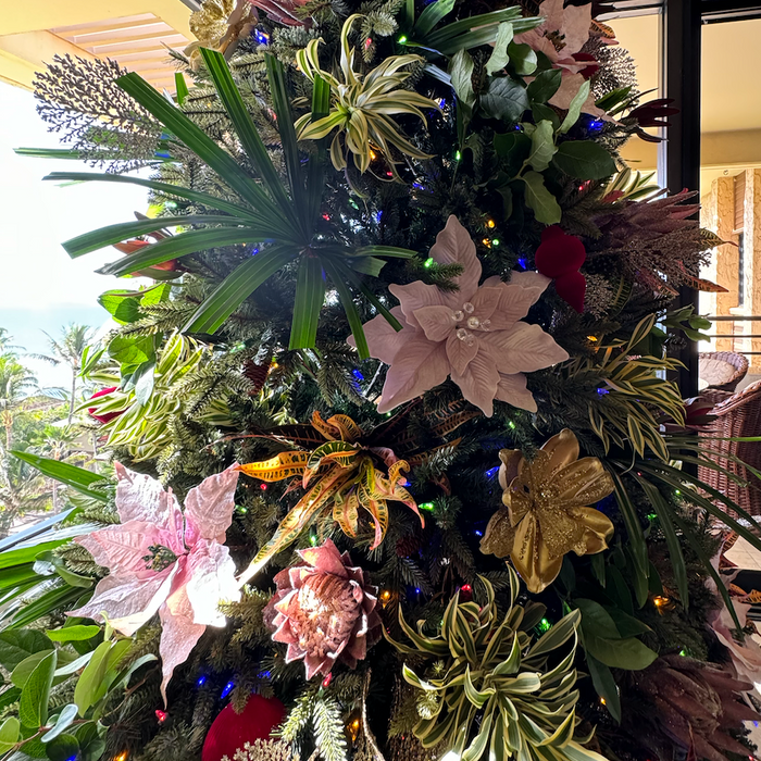 A Maui Christmas Tree Decor Set Up